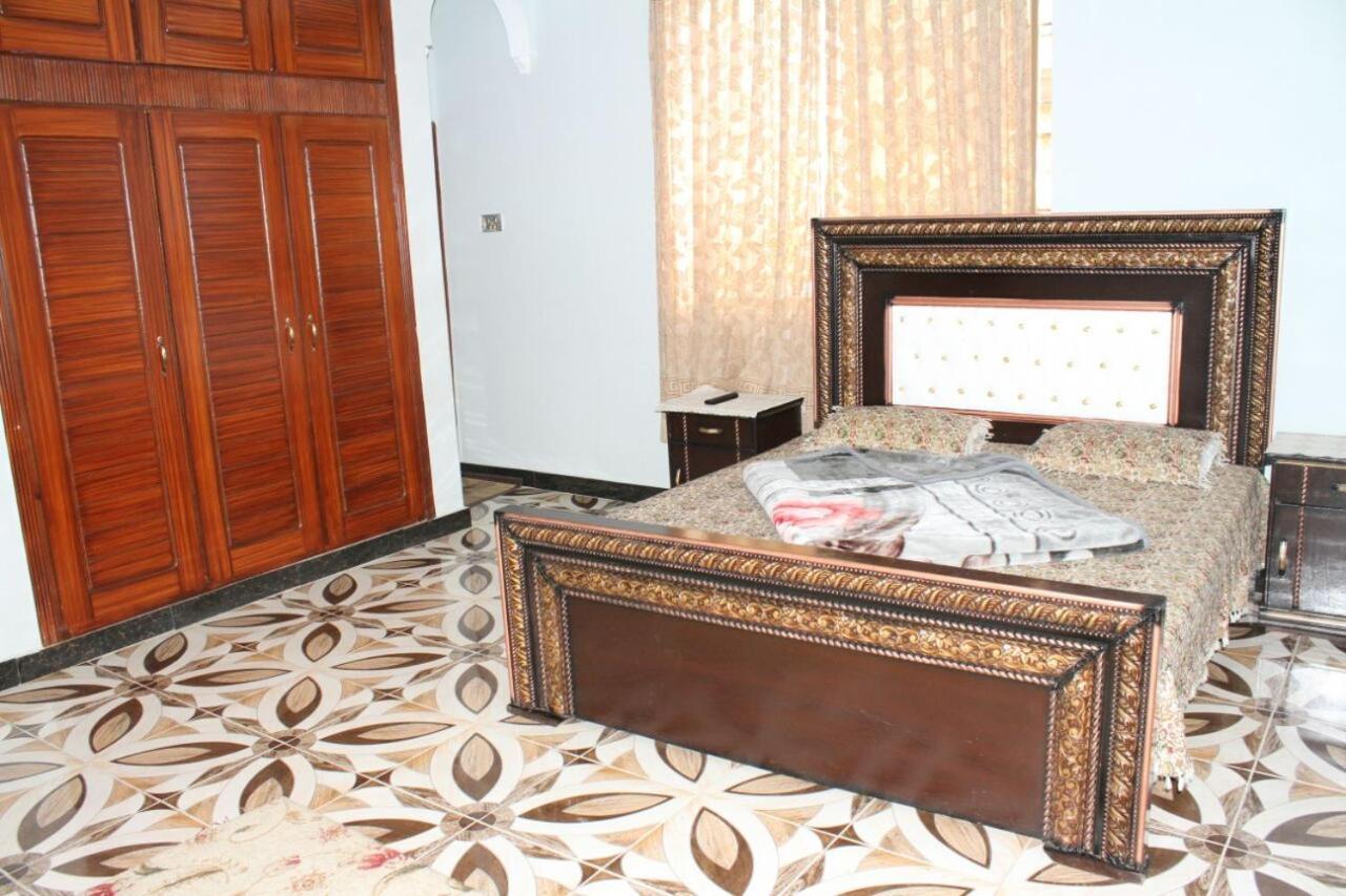 Tulip Guest House Abbottabad Extérieur photo